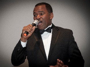 Steve Higgins performing